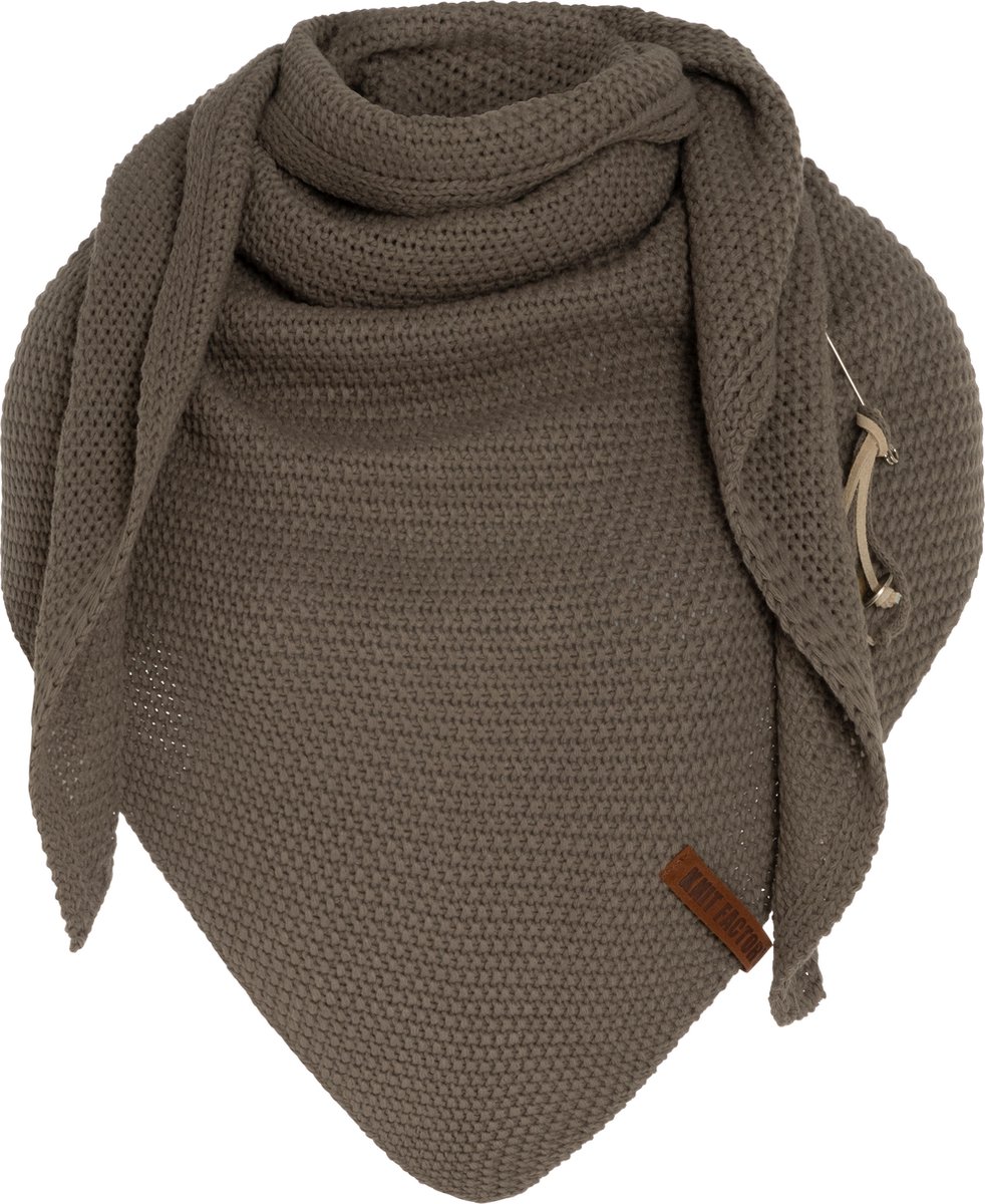 Knit Factory Coco Gebreide Omslagdoek - Driehoek Sjaal Dames - Dames sjaal - Wintersjaal - Stola - Wollen sjaal - Bruine sjaal - Cappuccino - 190x85 cm - Inclusief sierspeld