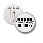 Button Met Clip 58 MM - Never Compare Yourself To Others