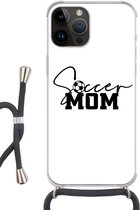 Geschikt voorApple Iphone 14 Pro Max - Crossbody Case - Quotes - Spreuken - Soccer mom - Voetbalmoeder - Mama - Siliconen - Crossbody - Backcover met Koord - Telefoonhoesje met koord - Hoesje met touw