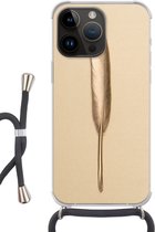 Geschikt voorApple Iphone 14 Pro - Crossbody Case - Goud geverfde veer op een gouden achtergrond - Siliconen - Crossbody - Backcover met Koord - Telefoonhoesje met koord - Hoesje met touw