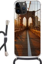 Geschikt voorApple Iphone 14 Pro Max - Crossbody Case - Brooklyn Bridge in New York tijdens zonsondergang - Siliconen - Crossbody - Backcover met Koord - Telefoonhoesje met koord - Hoesje met touw