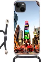 Geschikt voorApple Iphone 14 - Crossbody Case - New York - Nacht - Plein - Siliconen - Crossbody - Backcover met Koord - Telefoonhoesje met koord - Hoesje met touw