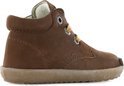 Bruine leren enkelboot met veters en een vetersluiting.