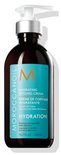 Moroccanoil Hydrating Styling Cream fles met pompdispenser. Turquoise label met oranje M-logo.