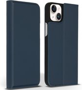 Accezz Hoesje Geschikt voor iPhone 14 Plus Hoesje Met Pasjeshouder - Accezz Premium Leather Slim Bookcase - Donkerblauw