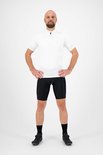 Man van voren gezien, draagt een witte fietsjersey en zwarte fietsbroek.