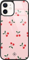 Casimoda® hoesje - Geschikt voor iPhone 12 - Kersjes - Luxe Hard Case Zwart - Backcover telefoonhoesje - Roze