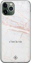Casimoda® hoesje - Geschikt voor iPhone 11 Pro Max - C'est La Vie - Siliconen/TPU telefoonhoesje - Backcover - Tekst - Bruin/beige