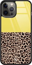 Casimoda® hoesje - Geschikt voor iPhone 12 Pro Max - Luipaard Geel - Luxe Hard Case Zwart - Backcover telefoonhoesje - Geel