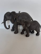 Olifanten beeld moeder olifant met babyolifant langszij Polyresin van Slijkhuis  19x34x18 cm