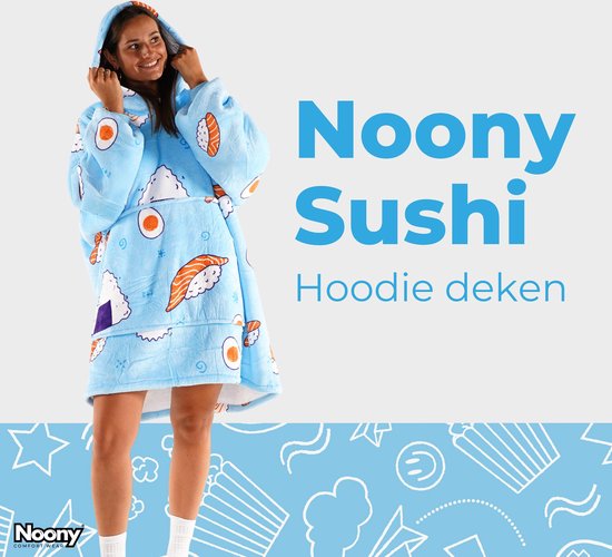 Model staat met de lichtblauwe Noony Sushi hoodie deken. De deken heeft een sushi print en de tekst "Noony Sushi Hoodie deken".
