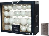 Kerstversiering glazen kerstballen pakket 5-6-7 cm wit mix 42x stuks met witkleurige haakjes