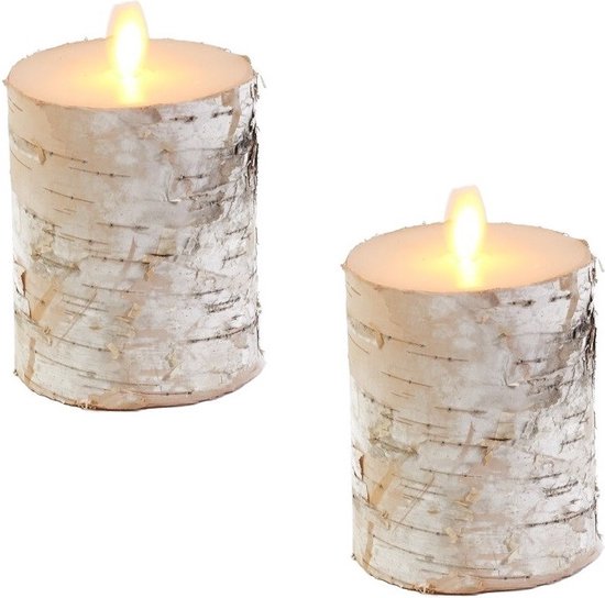 2x Witte berkenhout kleur LED kaarsen / stompkaarsen 10 cm - Luxe kaarsen op batterijen met bewegende vlam