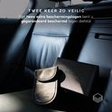 Zwarte RFID-beschermhoes en portemonnee liggen in de leren stoelen van een auto.
