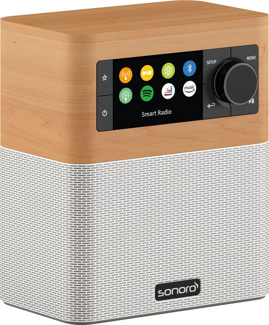 Houten radio met zilveren speakerdoek en een zwart bedieningspaneel met app-iconen.