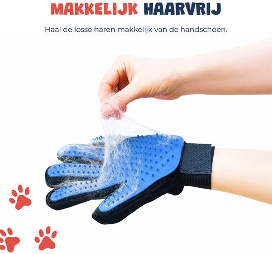 Une main retire des poils d'un gant bleu anti-poils d'animaux.