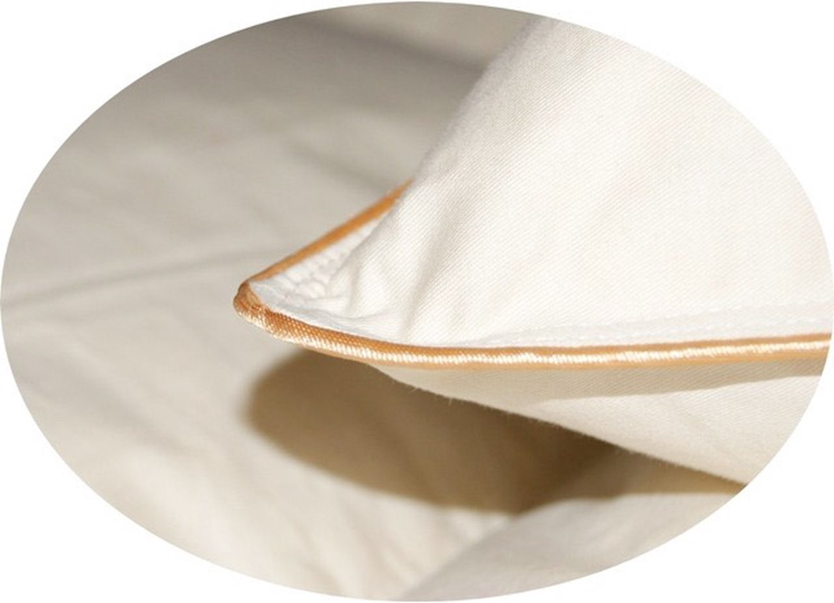 Donzen Dekbed – 160x200cm – 2.5kg Vulling 1-Persoons Ganzendons Dekbed – 100% Katoenen Tijk - Satijnen Bies – Kleur Crème –Herfst/Winter Seizoen + Kussens 70x80cm + 50x60cm + 40x40cm thumbnail 6