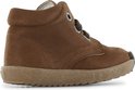 Bruine leren baby veterboot met donkergroene veters.