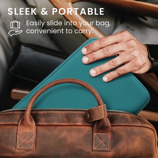 Hand schuift petrolkleurige tablethoes in een leren tas.
