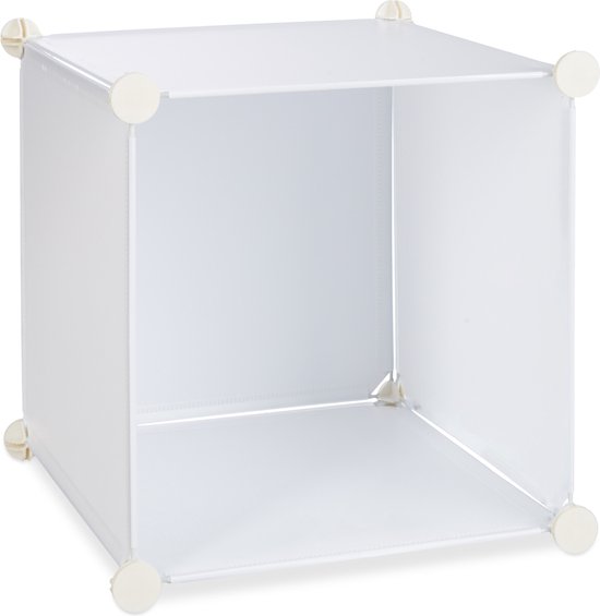 Witte kubus opbergkast met beige hoekstukken.