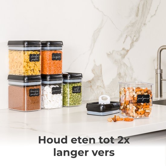 Pots de stockage transparents avec couvercles noirs, remplis de divers aliments, gardés frais 2x plus longtemps.