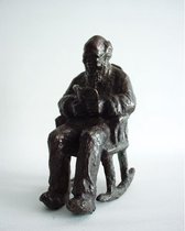 Sculptuur - 17 cm hoog - Opa in schommelstoel - brons - decoratief beeld