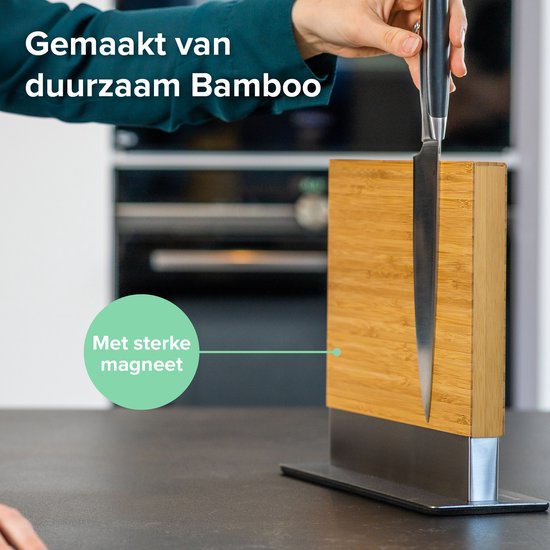 Een hand plaatst een mes in de bamboe messenhouder met sterke magneet. "Gemaakt van duurzaam Bamboo."