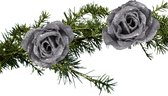 Kerstboom bloemen op clip - 2x stuks - zilver besneeuwd - kunststof - 9 cm