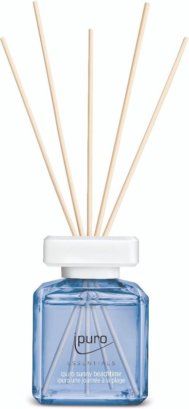 Diffuseur ipuro bleu avec bouchon blanc et cinq bâtonnets en bois. Texte : ipuro sunny beachtime.