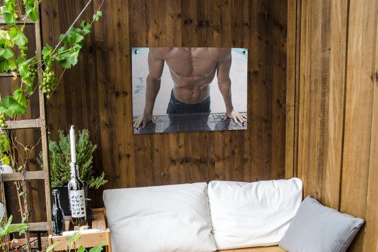 Un homme musclé se pousse hors de la piscine Affiche de jardin 80x60 cm - Toile de jardin / Toile d'extérieur / Peintures d'extérieur (décoration de jardin)