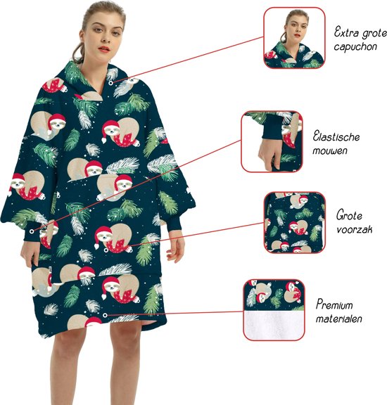 Een vrouw in een donkerblauwe hoodie deken met luiaards en kersttakken. Met details van capuchon, mouwen, voorzak en materiaal.