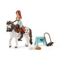Meisje met rood haar in blauw tuinbroek en oranje shirt rijdt op een witte pony met bruine vlekken. Naast de pony liggen een konijn en een cavia, een krukje en een verrekijker.