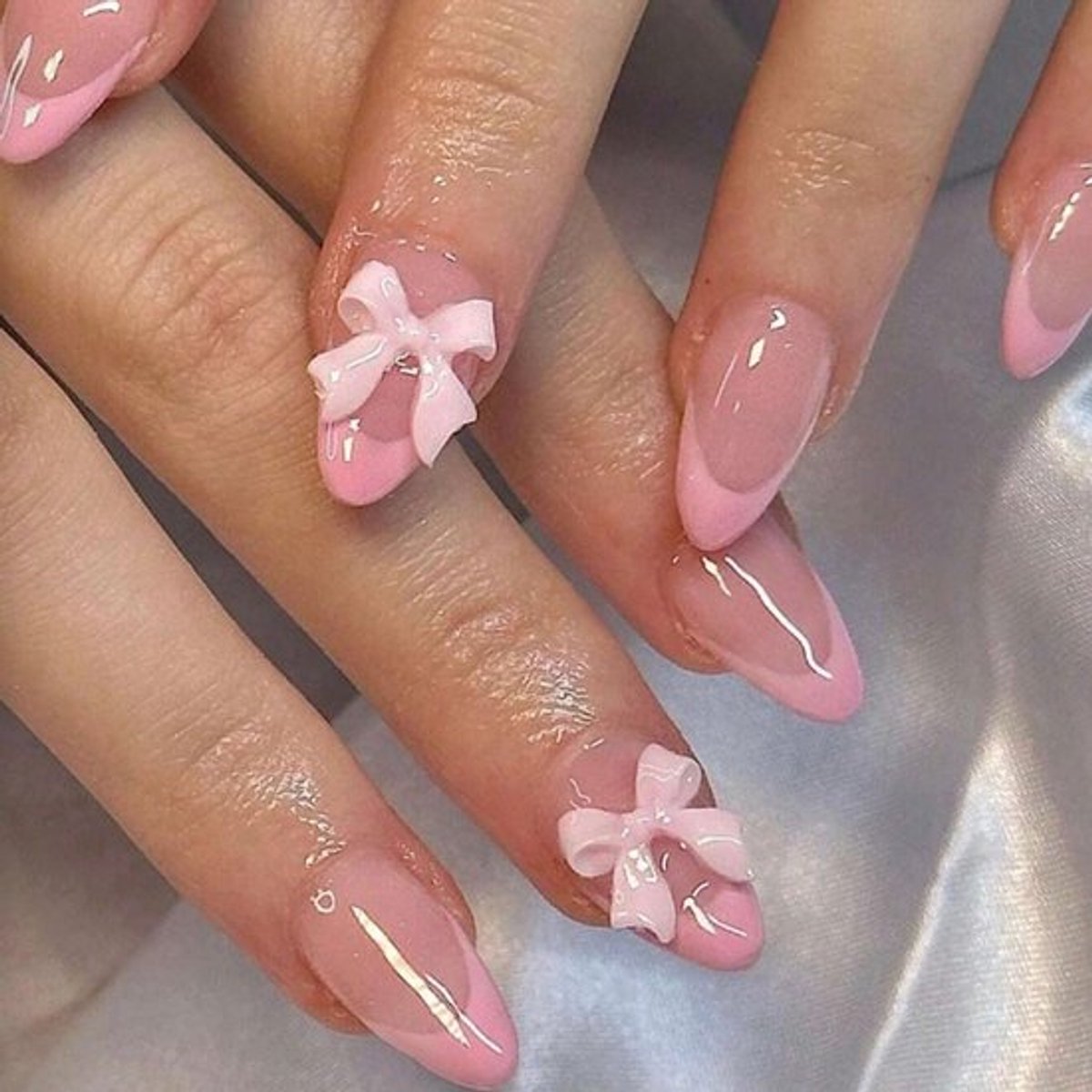 Kunstnagels 24 Stuks - French Tip Design - Amandelvormig - Glanzende Plaknagels - Roze Strikje - Hoge Kwaliteit ABS - Nepnagels