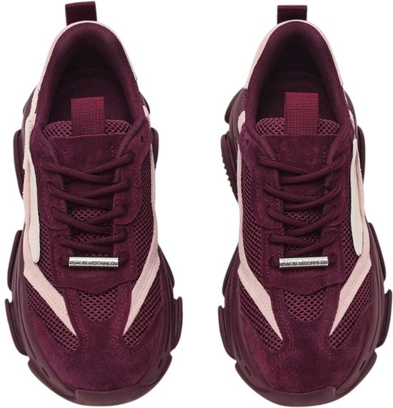 Bordeauxrode Steve Madden sneakers met roze en crèmekleurige accenten, van bovenaf gezien.