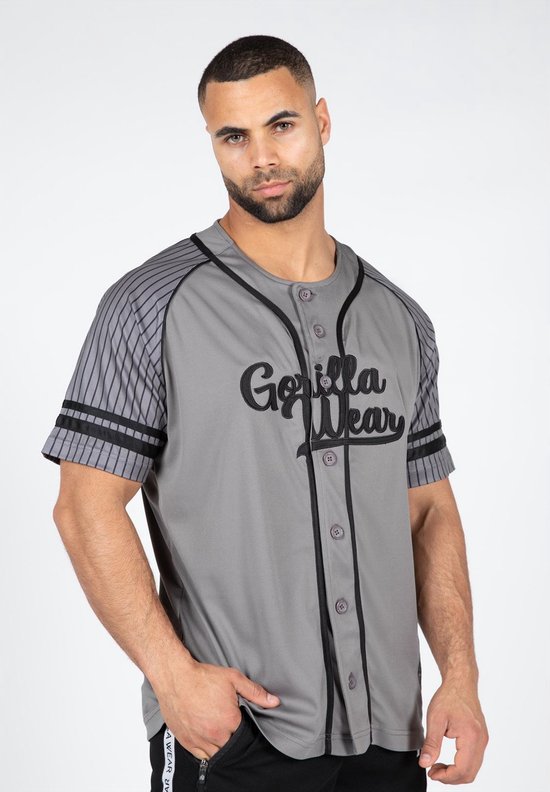 Grijze baseball jersey van Gorilla Wear met zwarte knopen en gestreepte mouwen. Het logo 'Gorilla Wear' staat in het zwart op de voorkant.