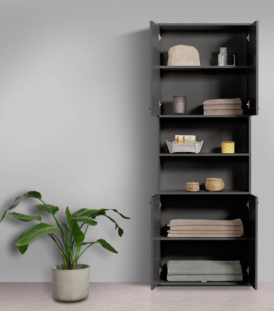 Donkergrijze badkamerkast met open vakken, gevuld met handdoeken en decoraties.