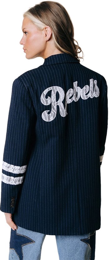 Donkerblauw pinstripe colbert met witte kanten applicatie 'Rebels' op de rug en kanten banden op de mouwen.