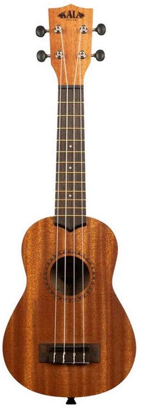 Vooraanzicht van een Kala sopraan ukelele van bruin hout met vier snaren en klankgat.
