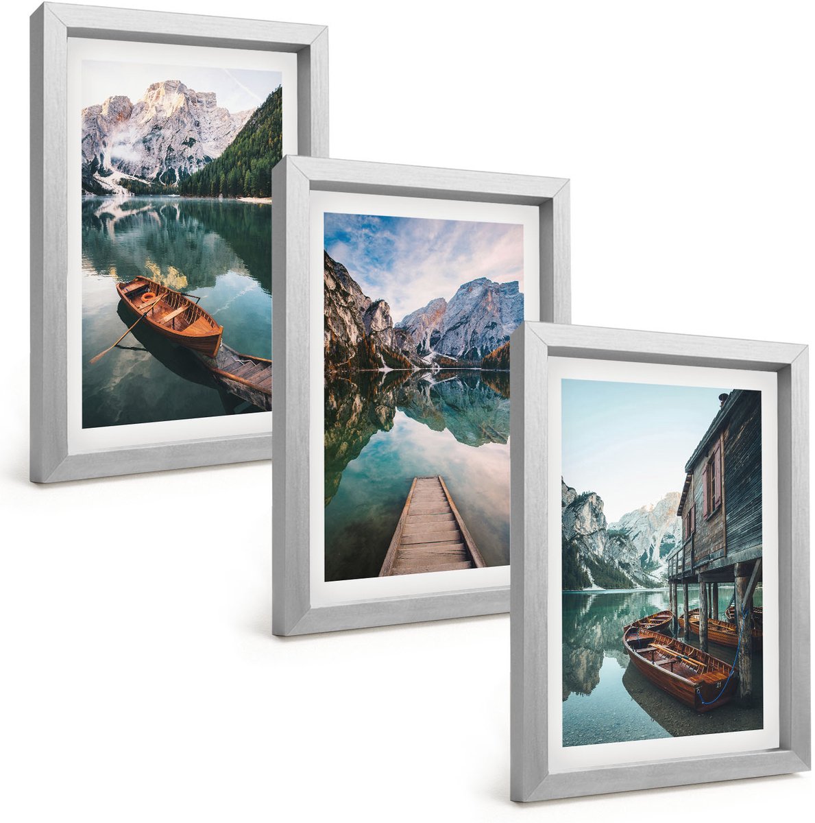 Tulup 4-Delige Schilderij Set - Een meer in de bergen met bootjes en een houten huisje. - 20 x 30 cm - Muurdecoratie - Wanddecoratie - Slaapkamer