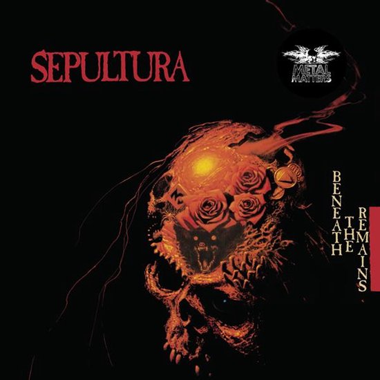 Pochette d'album Sepultura Beneath the Remains avec un crâne orné de roses et de feu.