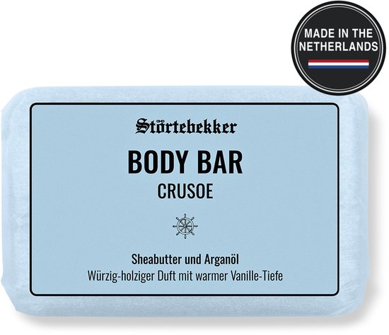 Een lichtblauwe, rechthoekige body bar met 'Störtebekker BODY BAR CRUSOE' en een zeilschip-illustratie. Sheabutter und Arganöl.