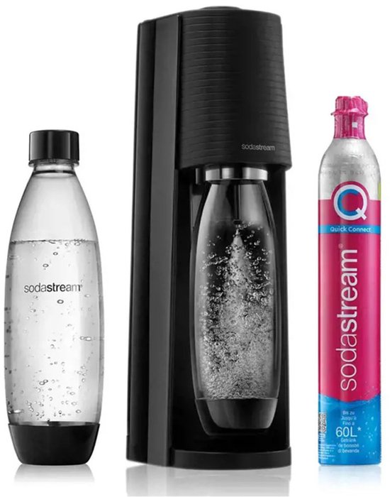 Zwarte SodaStream Terra met een lege waterfles, een bruisende waterfles en een CO2 cilinder.
