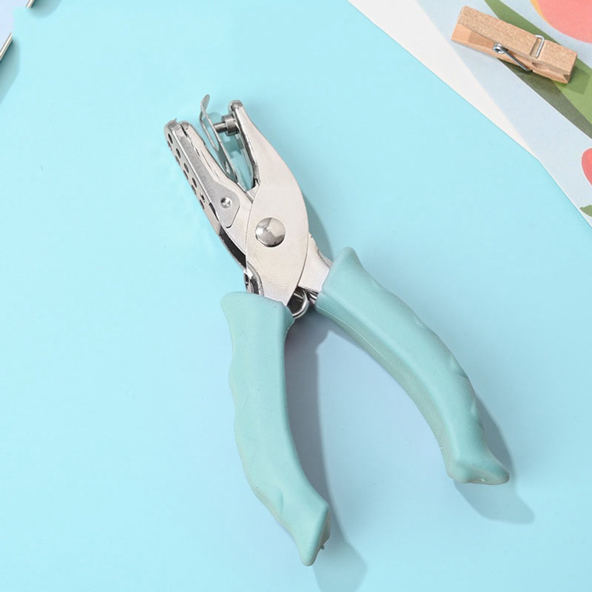 Handmatige metalen perforator voor één gat — Rond gat van 6 mm — 1 stuk — Geschikt voor doe-het-zelfprojecten met papier, kaarten, labels, plakboeken, cadeaubonnen, fotoalbums en notitieblokken — Compact en praktisch — Stevig en duurzaam