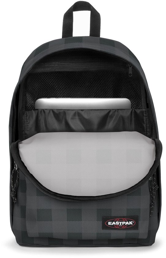Grijze Eastpak rugzak met ruitpatroon, open met laptop erin