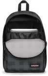 Grijze Eastpak rugzak met ruitpatroon, open met laptop erin