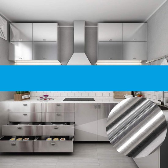 Keuken met zilverkleurige folie met geborstelde metaalafwerking op kasten en lades.