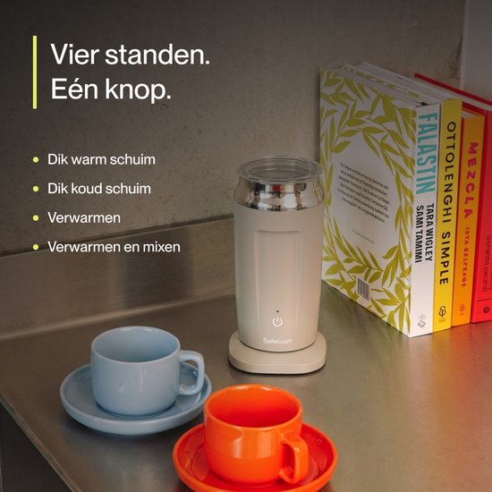 Beige melkopschuimer met vier standen: dik warm schuim, dik koud schuim, verwarmen, verwarmen en mixen. Twee gekleurde kopjes staan ervoor.