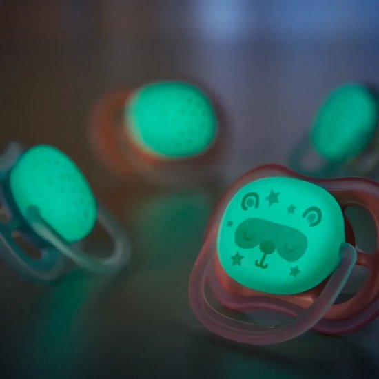 Vier Philips Avent ultra air nighttime fopspeentjes die oplichten in het donker. Een heeft een slapende beer met sterren.