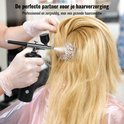 Draadloze airbrushset in gebruik voor haarkleuring bij een vrouw met blond haar.