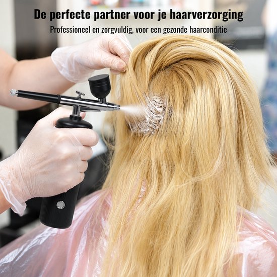 Draadloze airbrushset in gebruik voor haarkleuring bij een vrouw met blond haar.